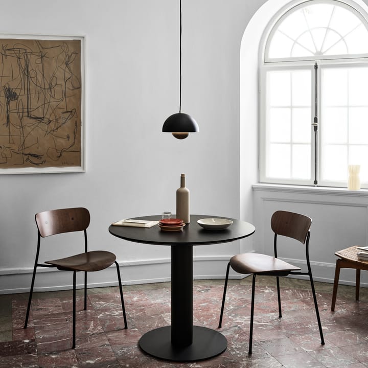 Mesa In Between SK11, Roble lacado negro, base de metal negro mate &Tradition