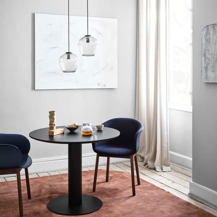 Mesa In Between SK11, Roble lacado negro, base de metal negro mate &Tradition