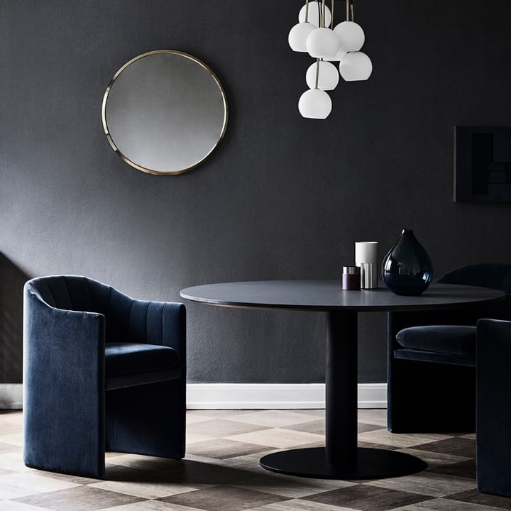Mesa In Between SK12, Roble aceitado, soporte de metal negro mate &Tradition