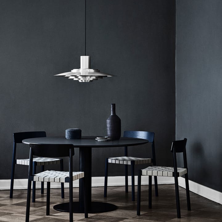 Mesa In Between SK12, Roble aceitado, soporte de metal negro mate &Tradition