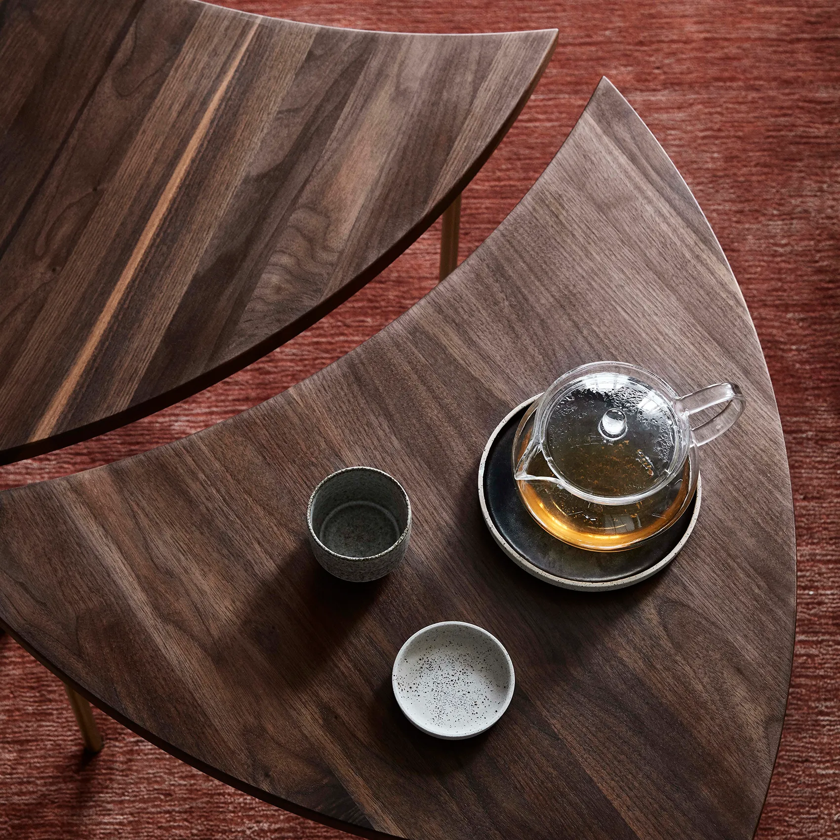 Mesa lateral Pinwheel HM7, Nogal &Tradition