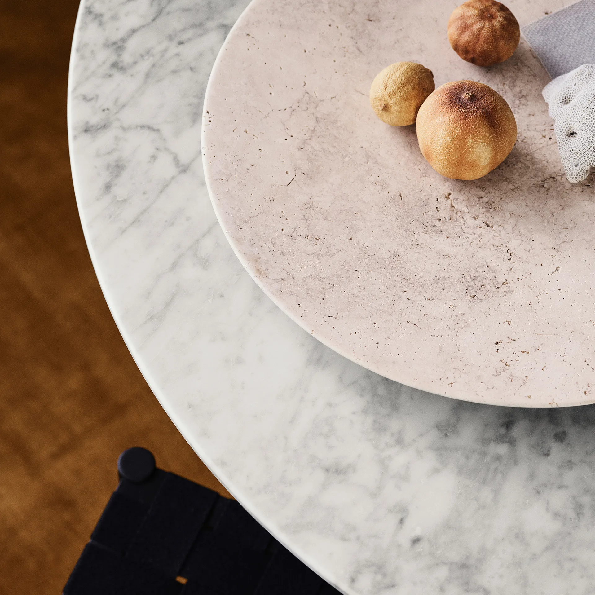 Plato Travertine SC55, Ø50 cm &Tradition