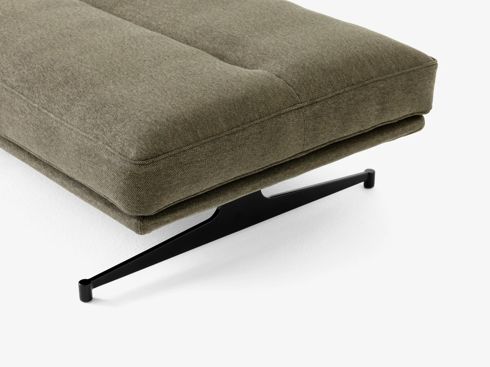 Puf Inland AV32 78x113 cm, Clay 0014-warm black &Tradition