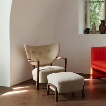 Reposapiés Wulff ATD3 - Piel de oveja moonlight, patas de nogal - &Tradition