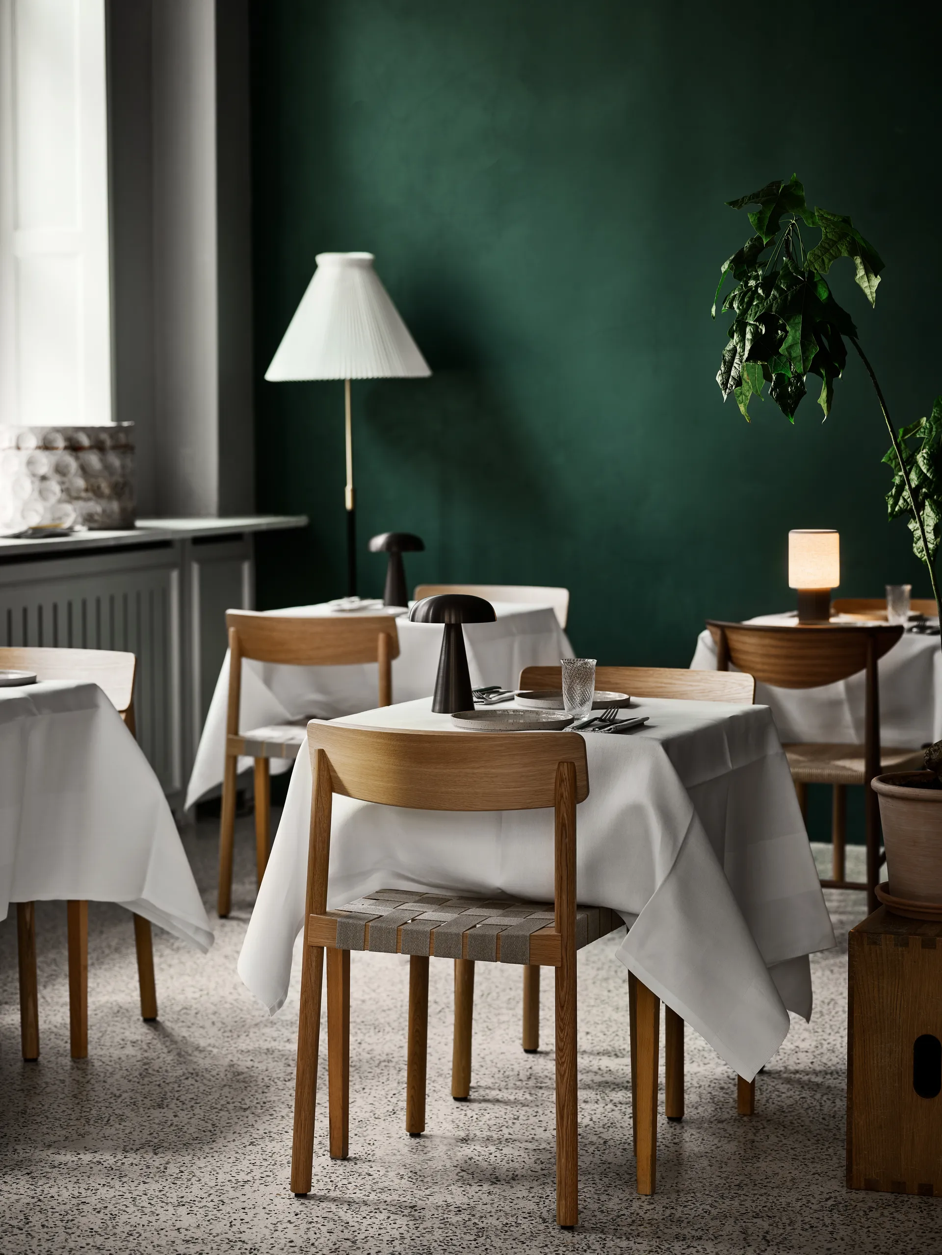 Silla Betty TK1, Roble, asiento de lino natural trenzado &Tradition