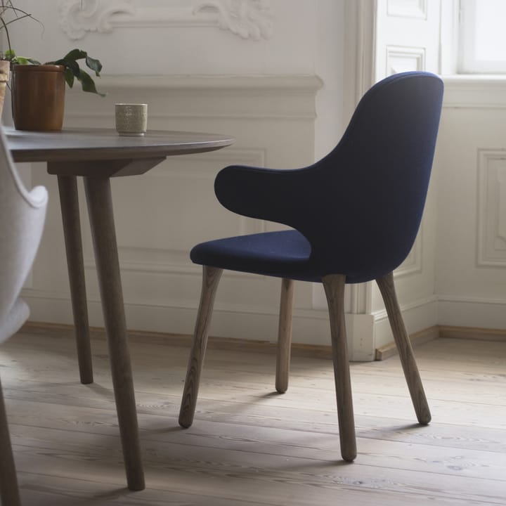 Silla Catch JH1, Balder 782 dark blue-roble negro &Tradition