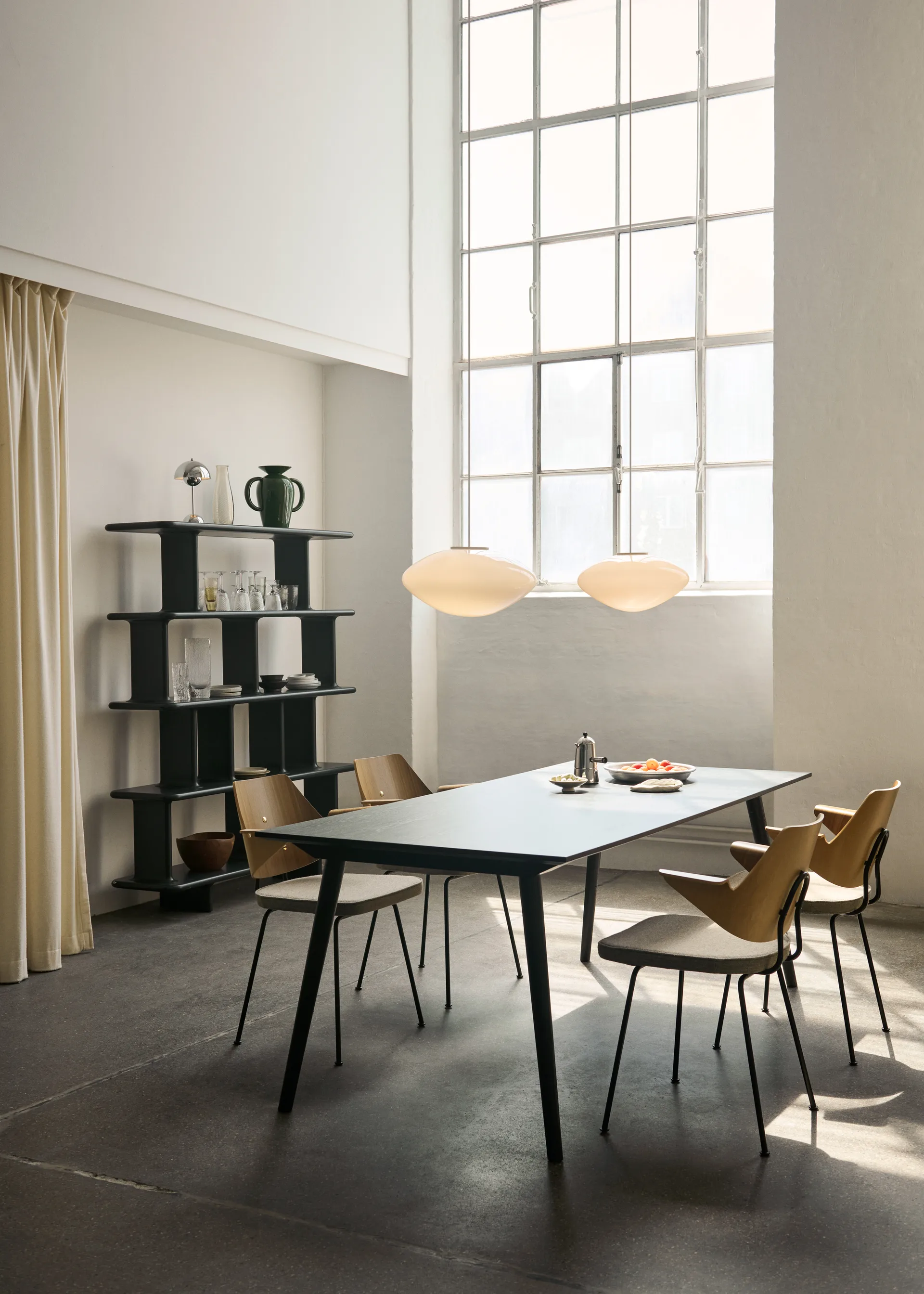 Silla con reposabrazos RFH RD7, Walnut-beech-brown &Tradition