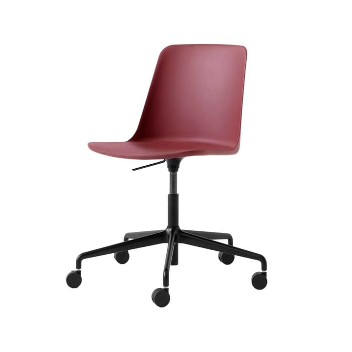 Silla de oficina Rely HW28 - Red brown, base giratoria en negro - &Tradition