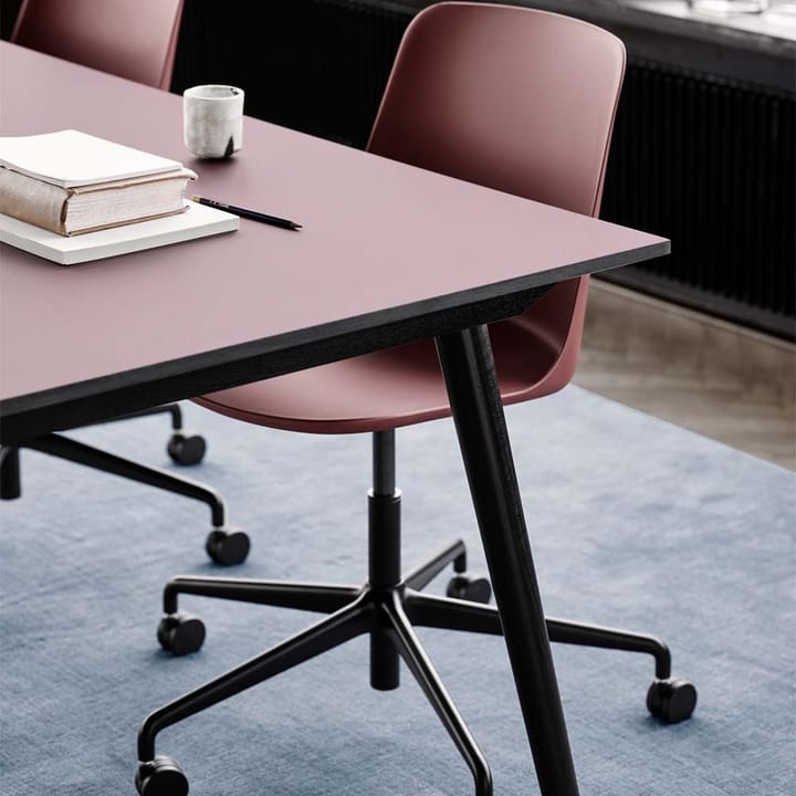 Silla de oficina Rely HW28, Red brown, base giratoria en negro &Tradition