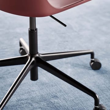 Silla de oficina Rely HW28 - Red brown, base giratoria en negro - &Tradition