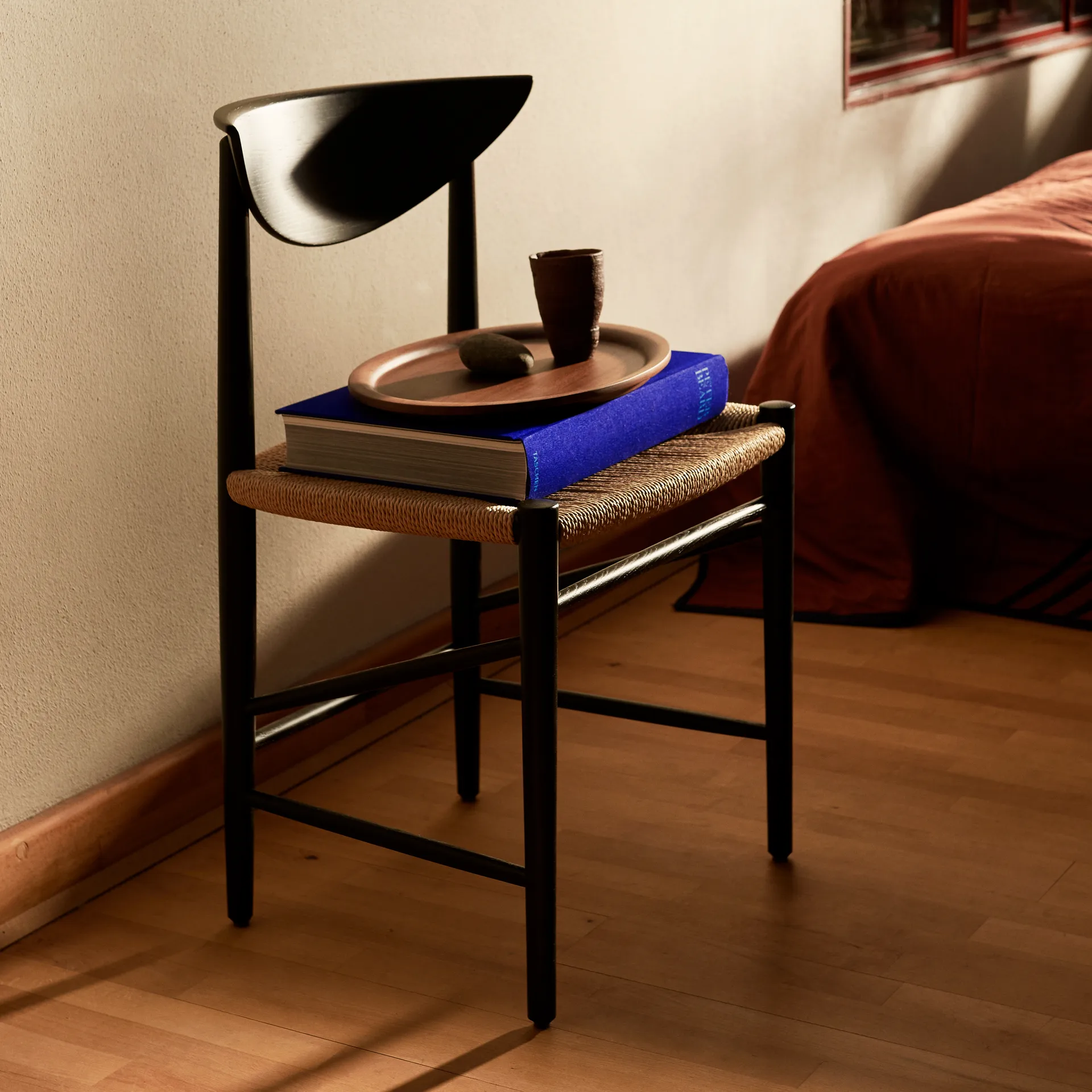 Silla Drawn HM3, roble negro &Tradition