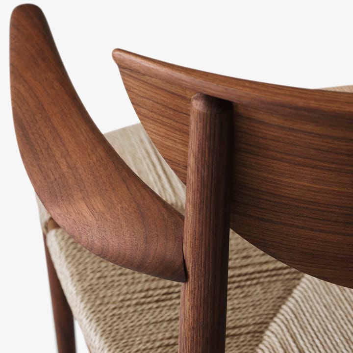 Silla Drawn HM4 con reposabrazos, Nogal &Tradition