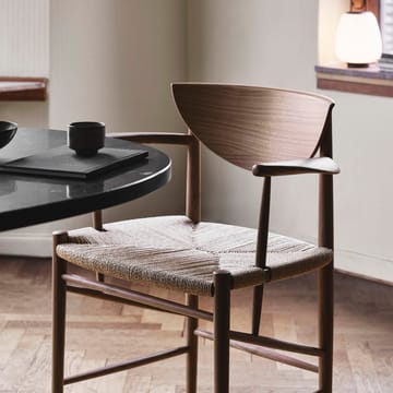 Silla Drawn HM4 con reposabrazos - Nogal - &Tradition