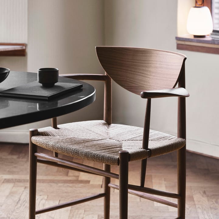 Silla Drawn HM4 con reposabrazos, Nogal &Tradition