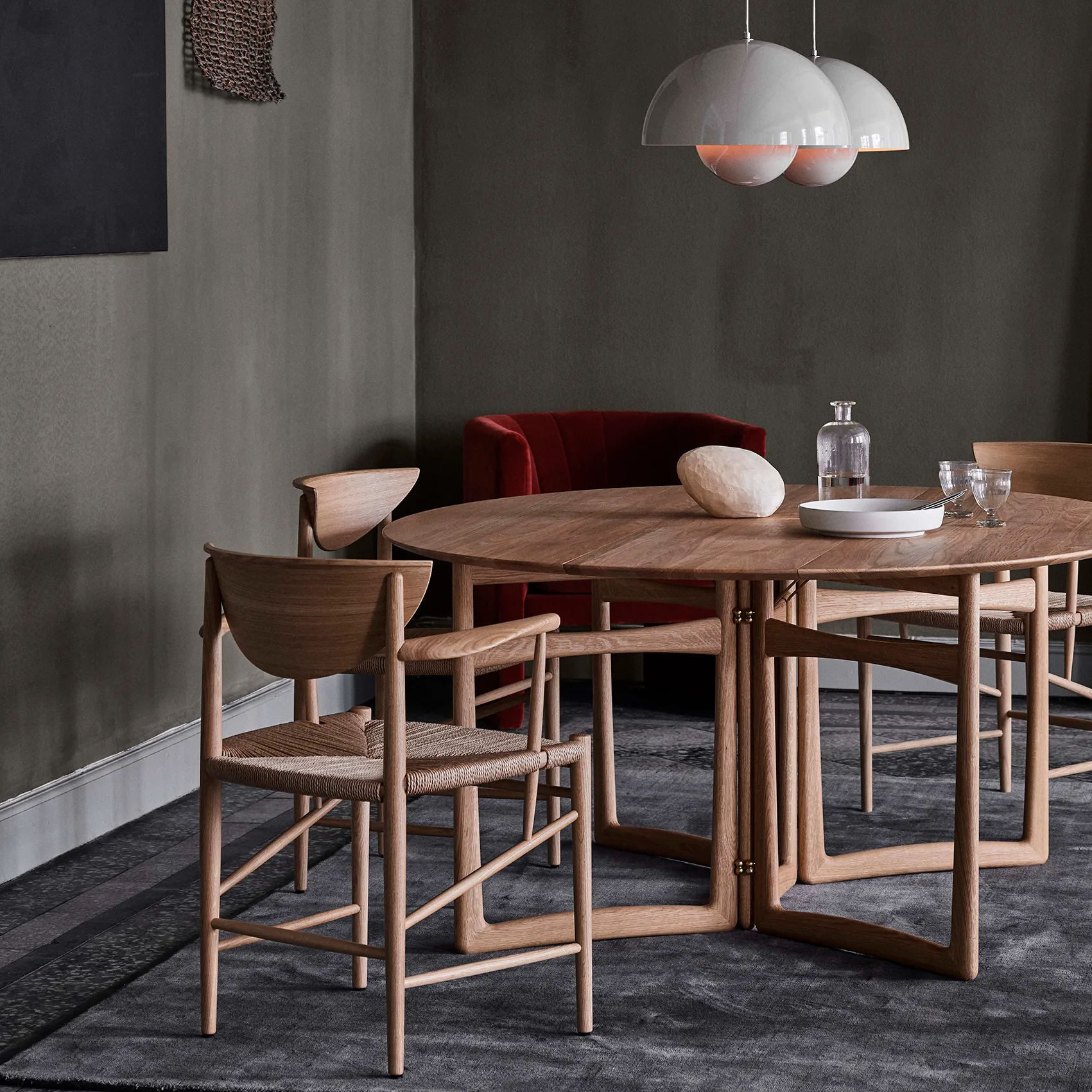 Silla Drawn HM4 con reposabrazos, Nogal &Tradition