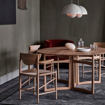 Silla Drawn HM4 con reposabrazos - Nogal - &Tradition