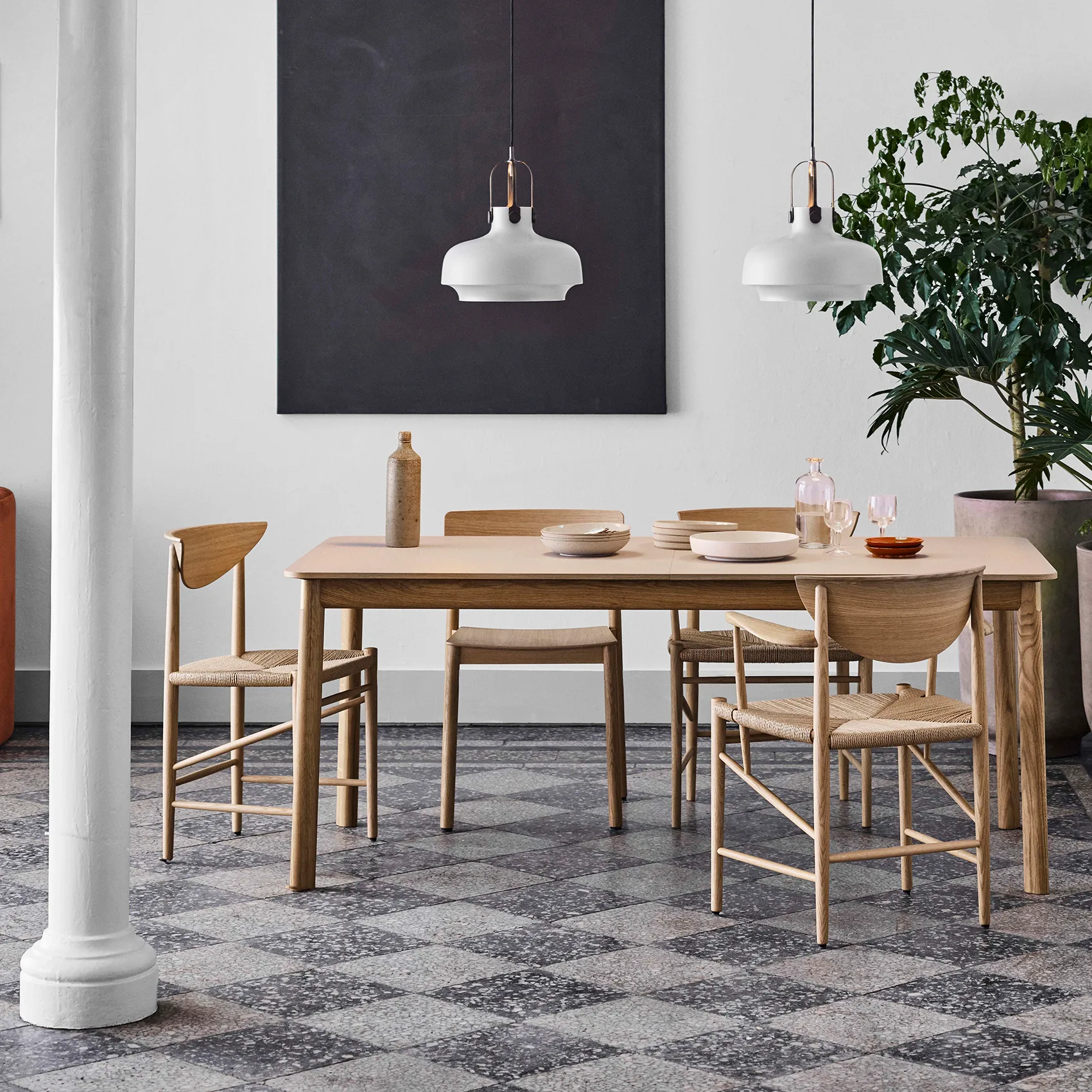 Silla Drawn HM4 con reposabrazos, roble aceitado &Tradition