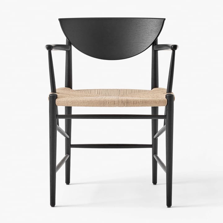 Silla Drawn HM4 con reposabrazos, roble negro &Tradition