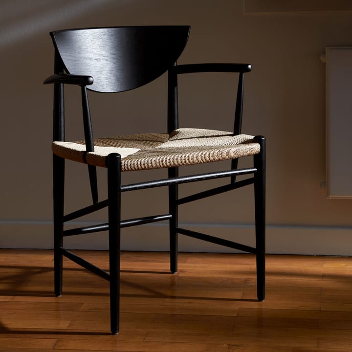 Silla Drawn HM4 con reposabrazos, roble negro &Tradition