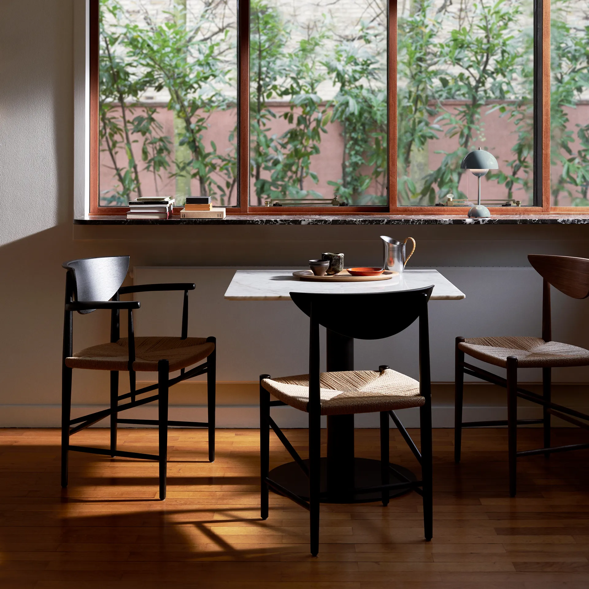 Silla Drawn HM4 con reposabrazos, roble negro &Tradition