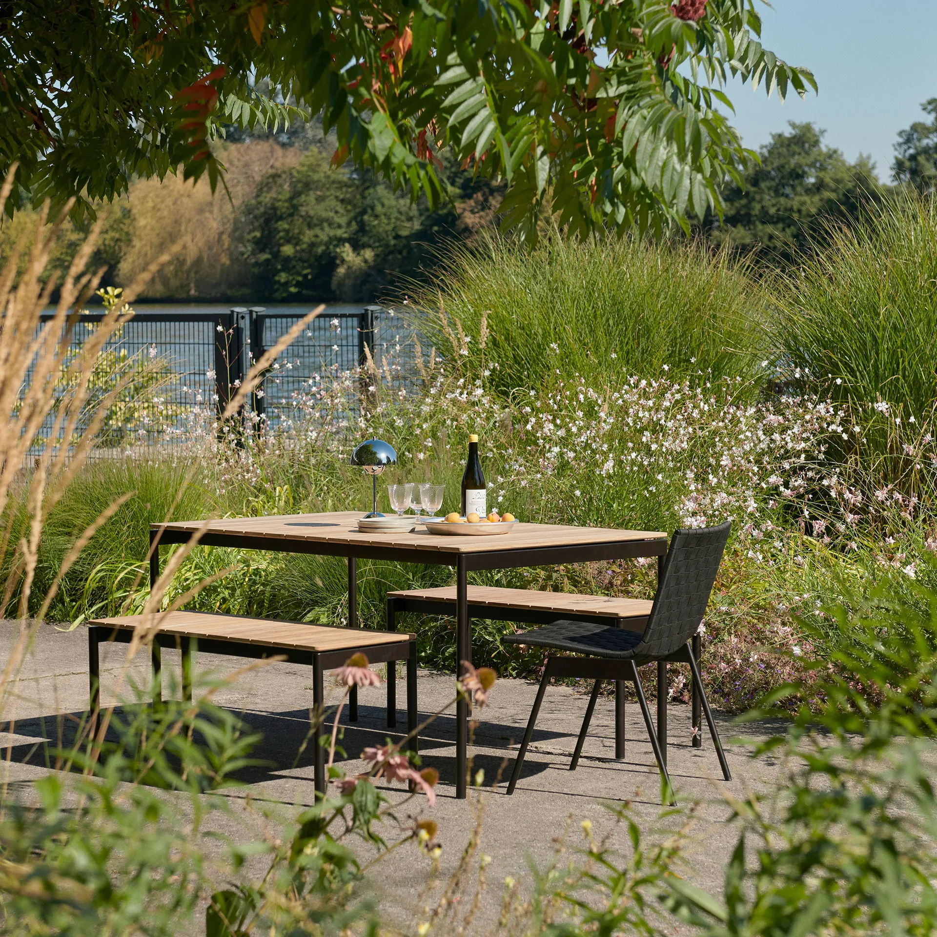 Silla Ville Outdoor AV33, Warm black &Tradition