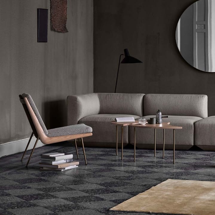 Sillón Boomerang HM1, Karakorum 003 beige-patas de nogal aceitado &Tradition