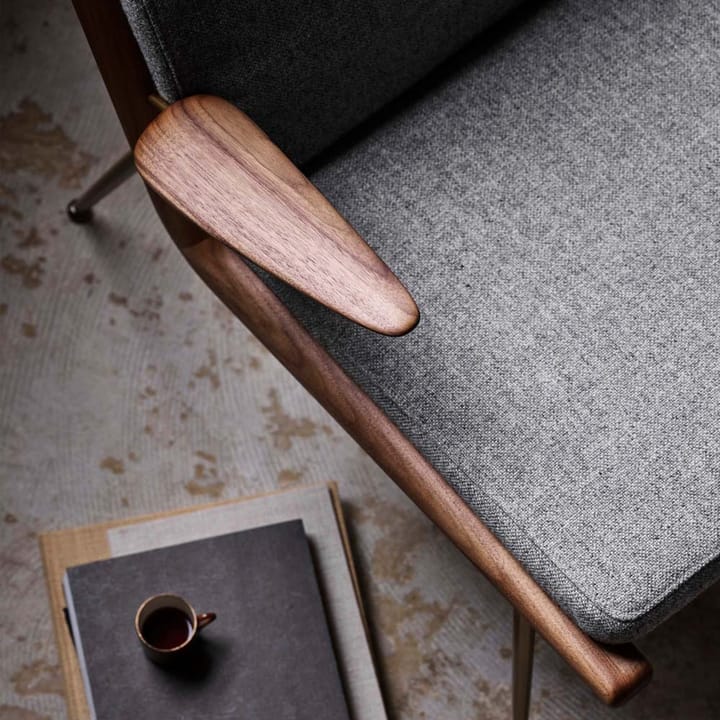 Sillón Boomerang HM2, Karakorum 003 beige, nogal aceitado &Tradition