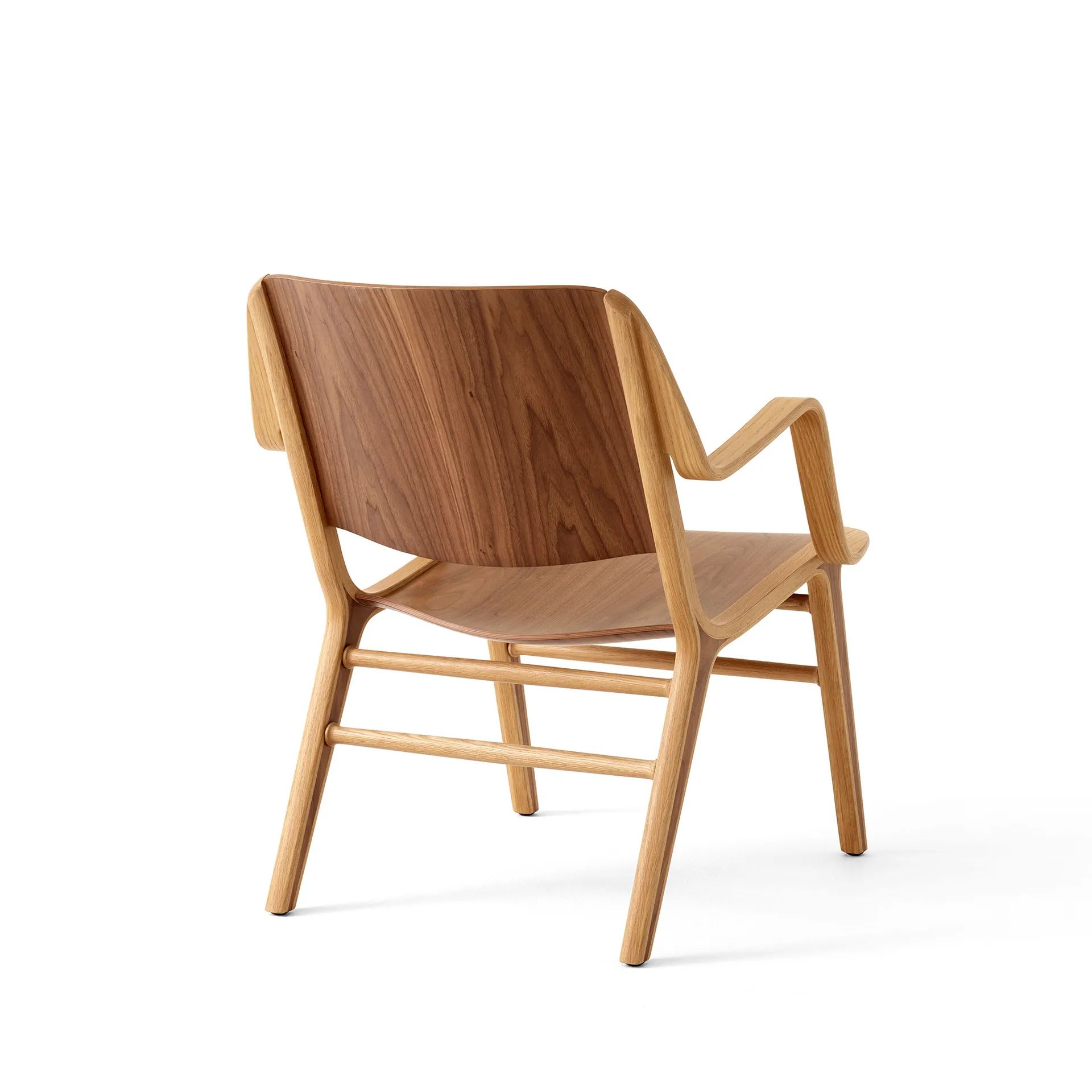 Sillón con reposabrazos AX HM11 Lounge Chair, Walnut-oak &Tradition