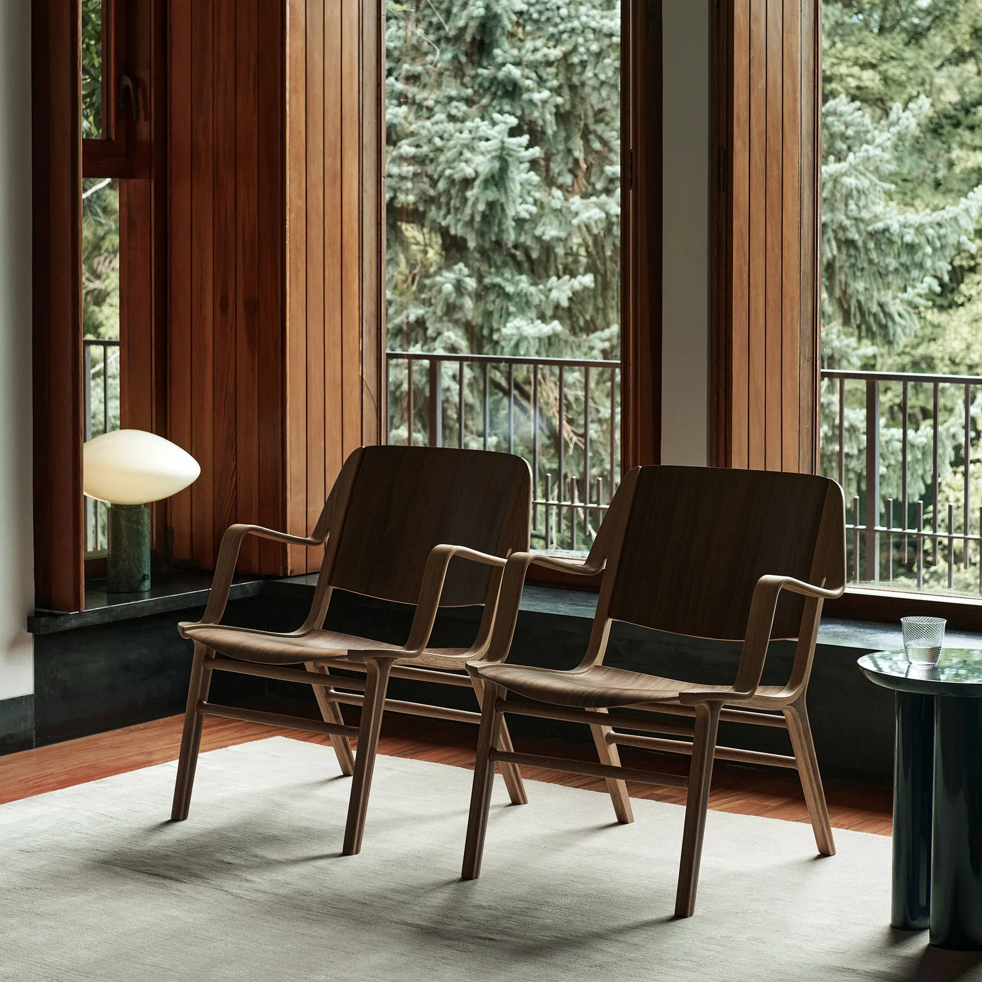 Sillón con reposabrazos AX HM11 Lounge Chair, Walnut-oak &Tradition