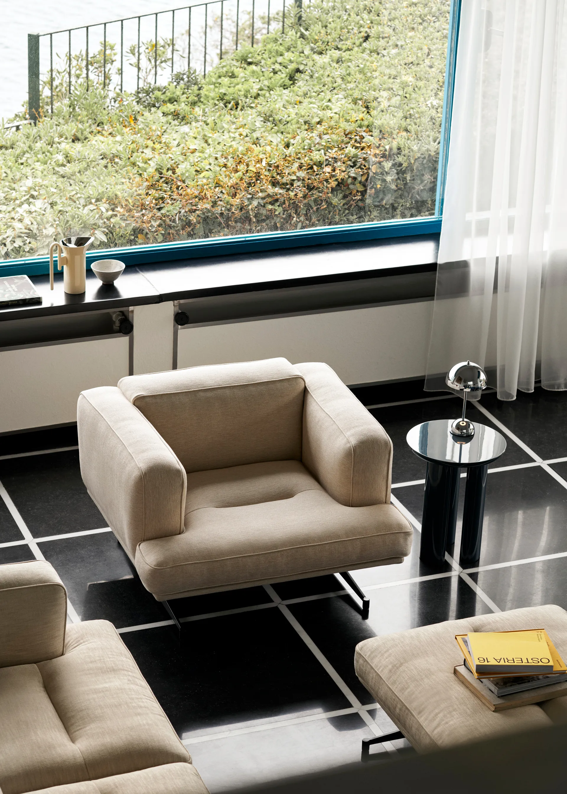 Sillón Inland AV21, Clay 0011-warm black &Tradition
