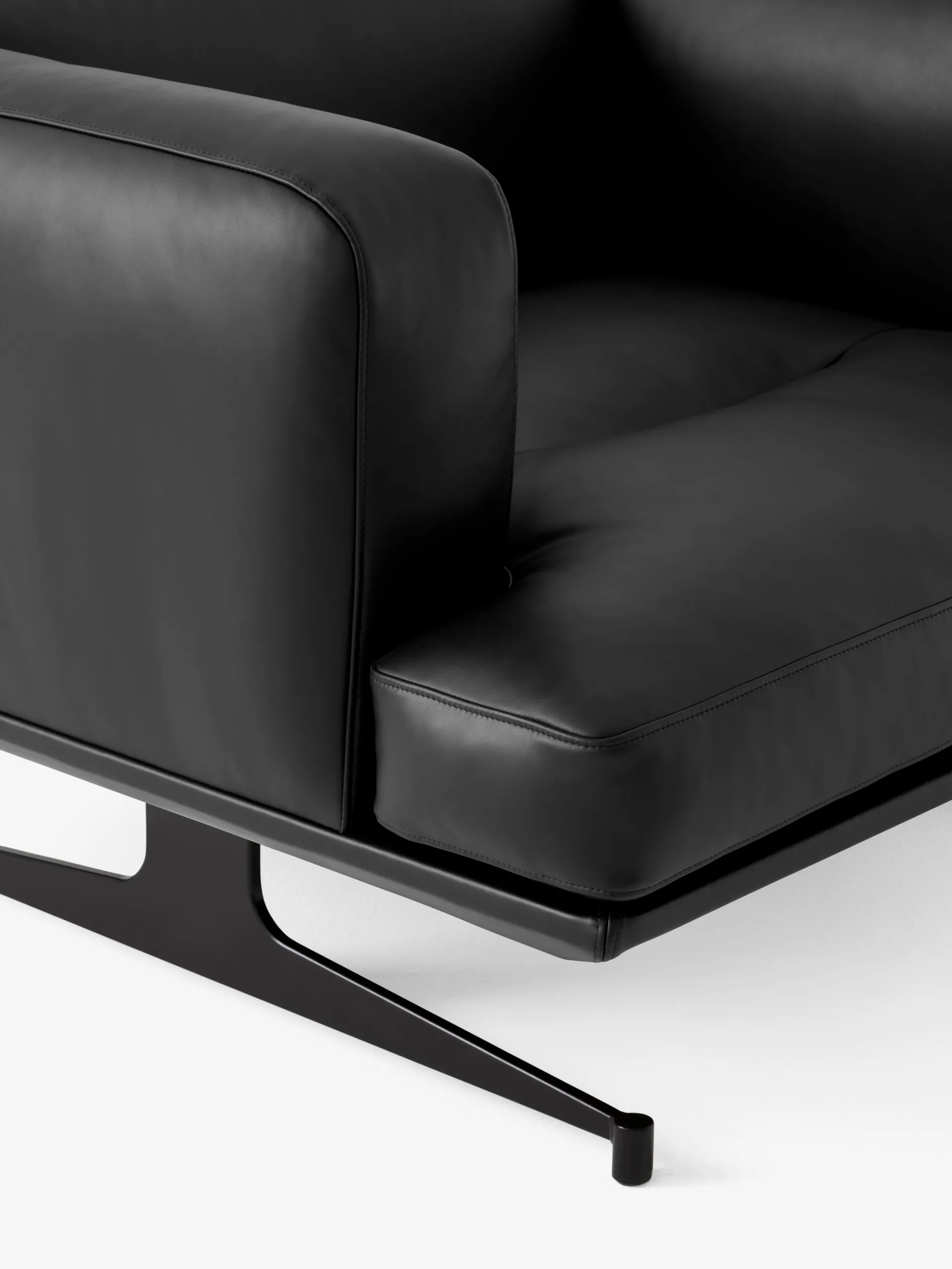 Sillón Inland AV21, Cuero negro Noble-warm black &Tradition