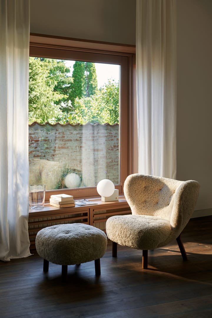 Sillón Little Petra VB1 incl. puf ATD1, nogal aceitado-Moonlight &Tradition