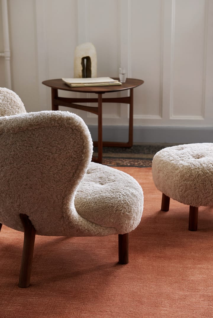 Sillón Little Petra VB1 incl. puf ATD1, nogal aceitado-Moonlight &Tradition