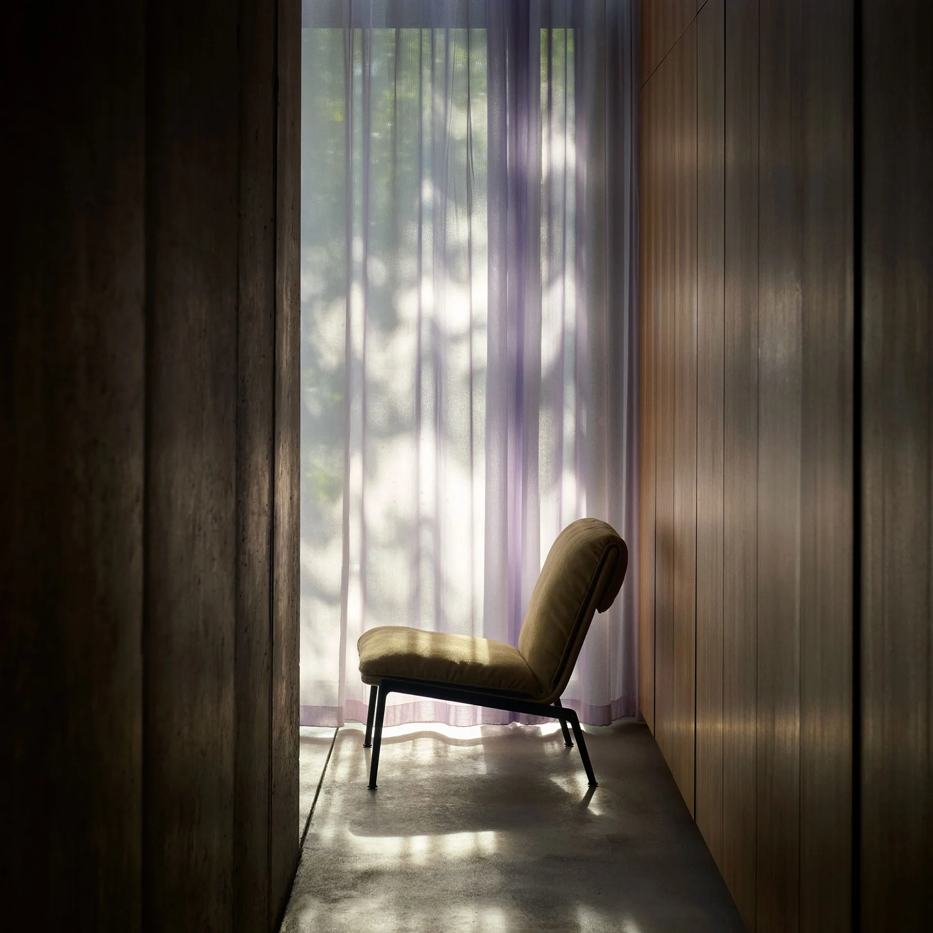 Sillón lounge Muno LN18, Warm black-Clay 0007 &Tradition