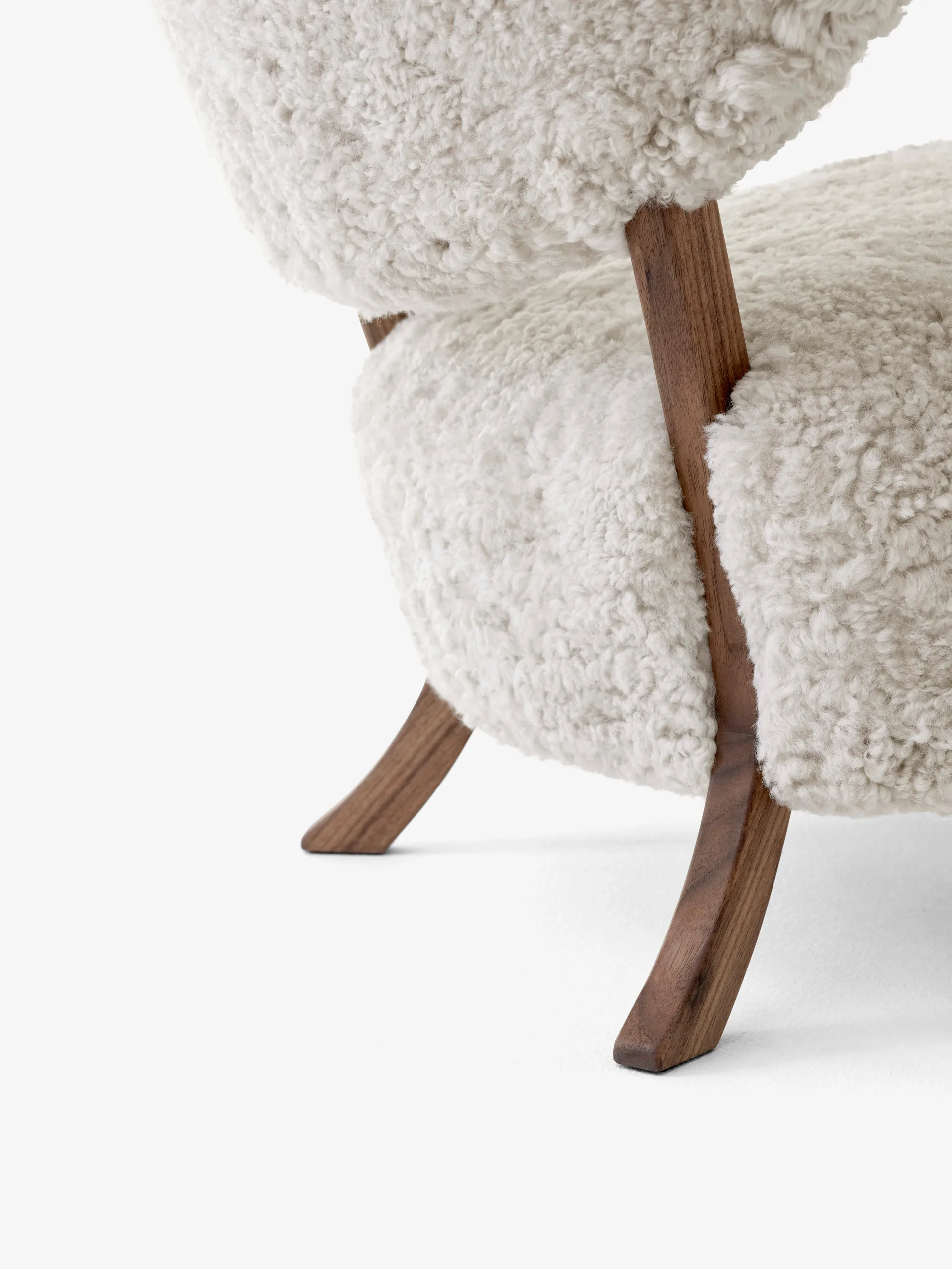Sillón Wulff Lounge Chair ATD2, nogal aceitado-Moonlight &Tradition