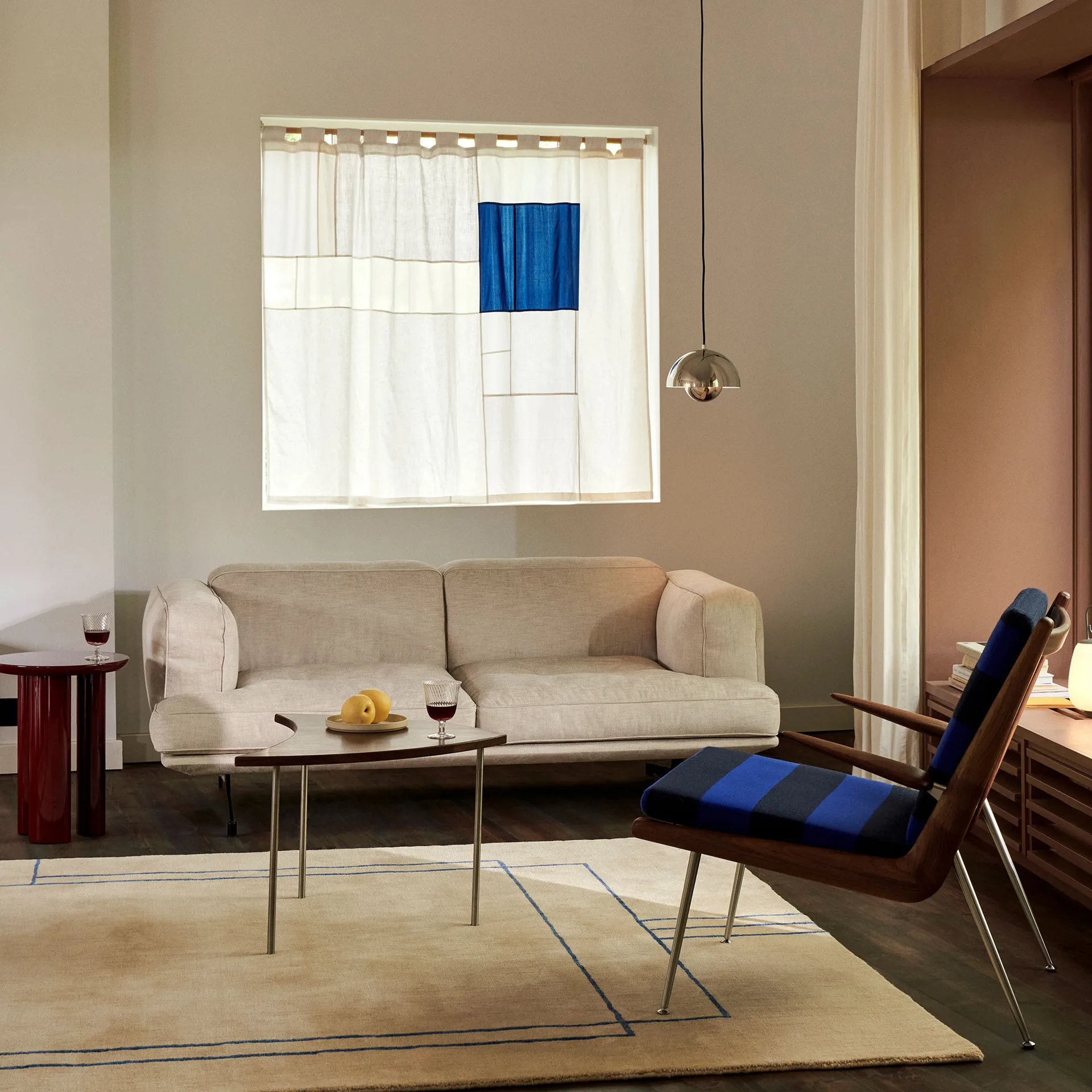 Sofá Inland AV22 2 plazas, Clay 0011-warm black &Tradition