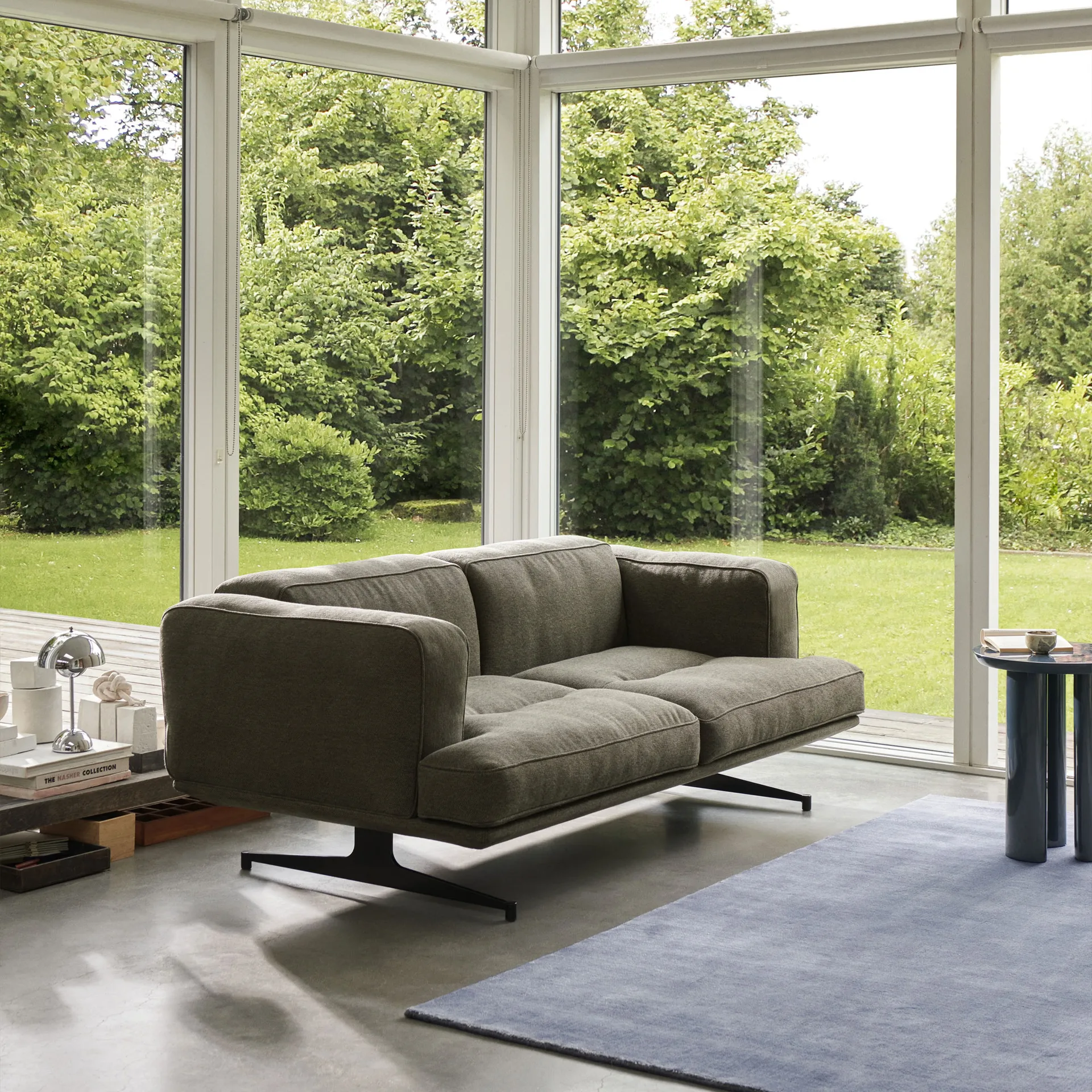 Sofá Inland AV22 2 plazas, Clay 0014-warm black &Tradition