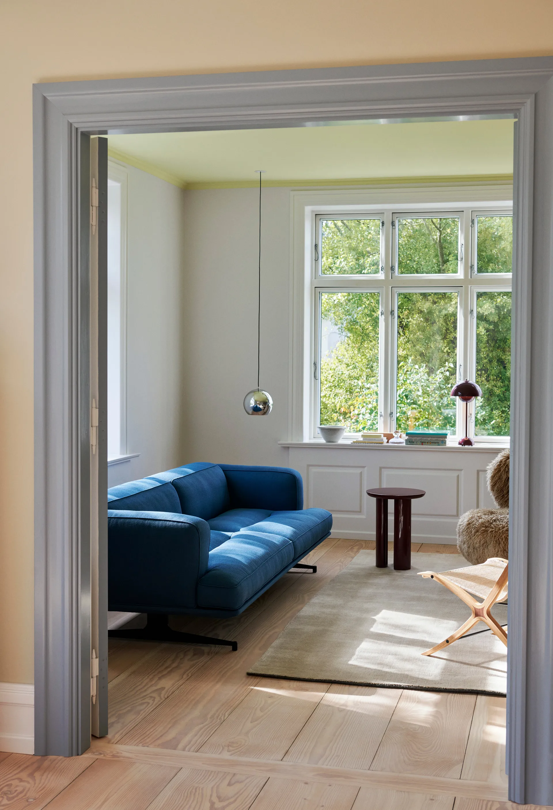 Sofá Inland AV23 3 plazas, Vidar 4 Denim Blue 733-patas negras &Tradition