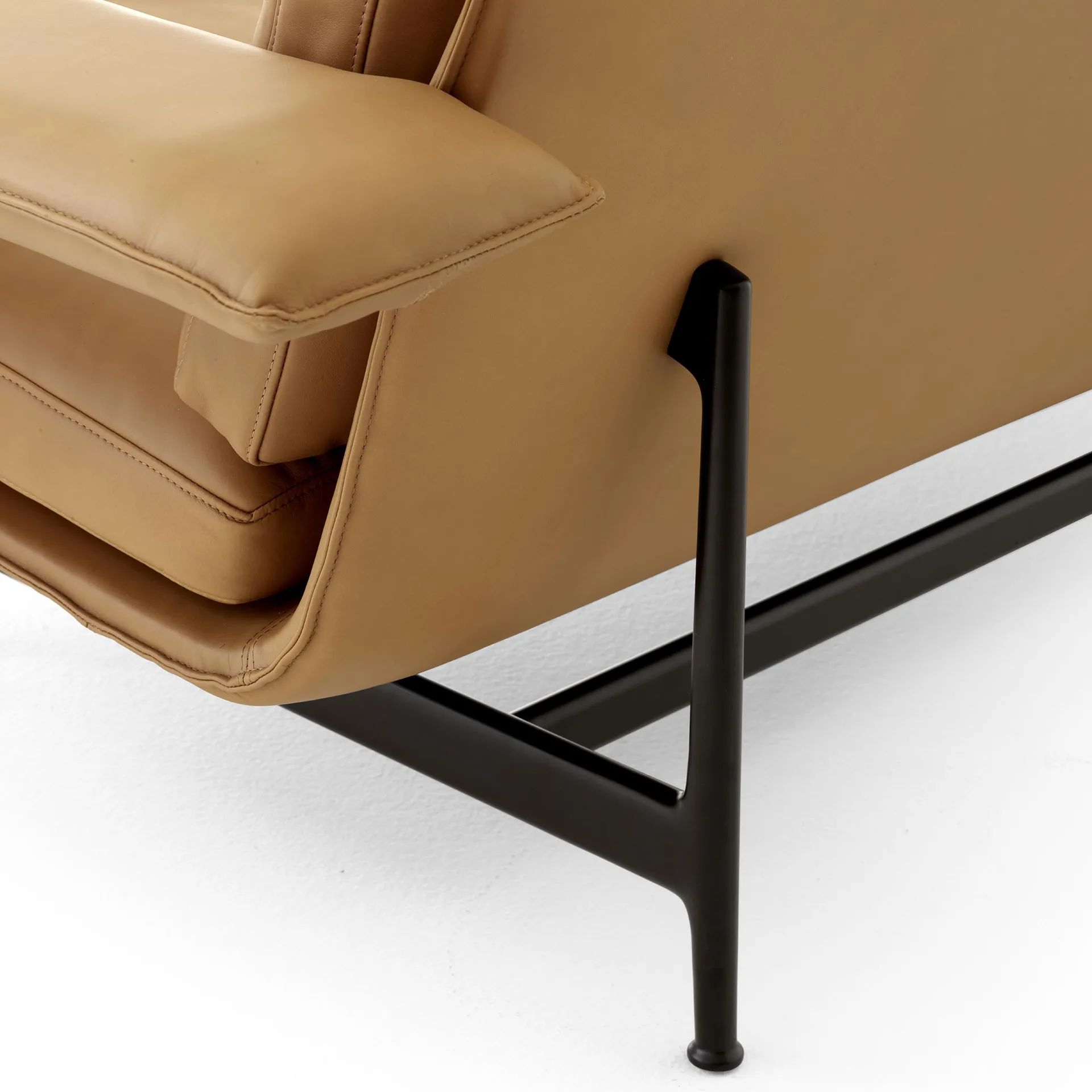 Sofá Meantime AV30 de 2 plazas, Warm black-Noble leather Cognac &Tradition