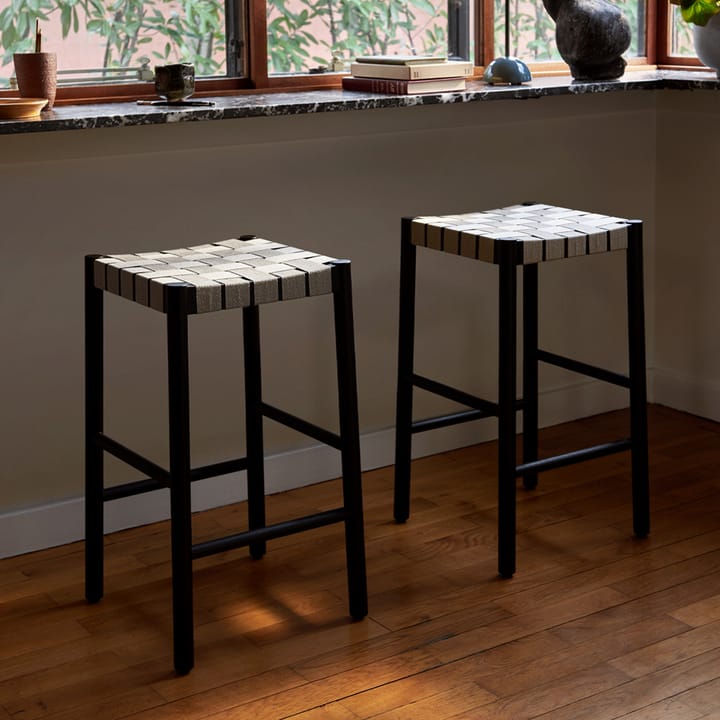 Taburete bar Betty TK7, Black, asiento de banda de lino trenzada natural &Tradition