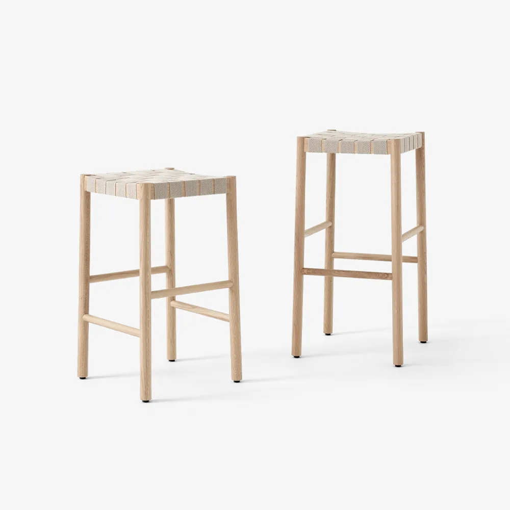 Taburete bar Betty TK8, Black, asiento de banda de lino trenzada natural &Tradition