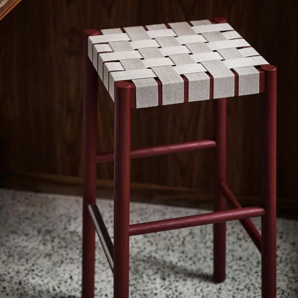 Taburete bar Betty TK8, Black, asiento de banda de lino trenzada natural &Tradition