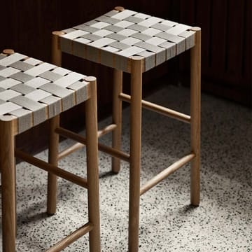 Taburete bar Betty TK8 - Oak, asiento de banda de lino trenzada - &Tradition