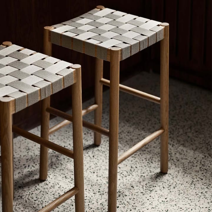 Taburete bar Betty TK8, Oak, asiento de banda de lino trenzada &Tradition