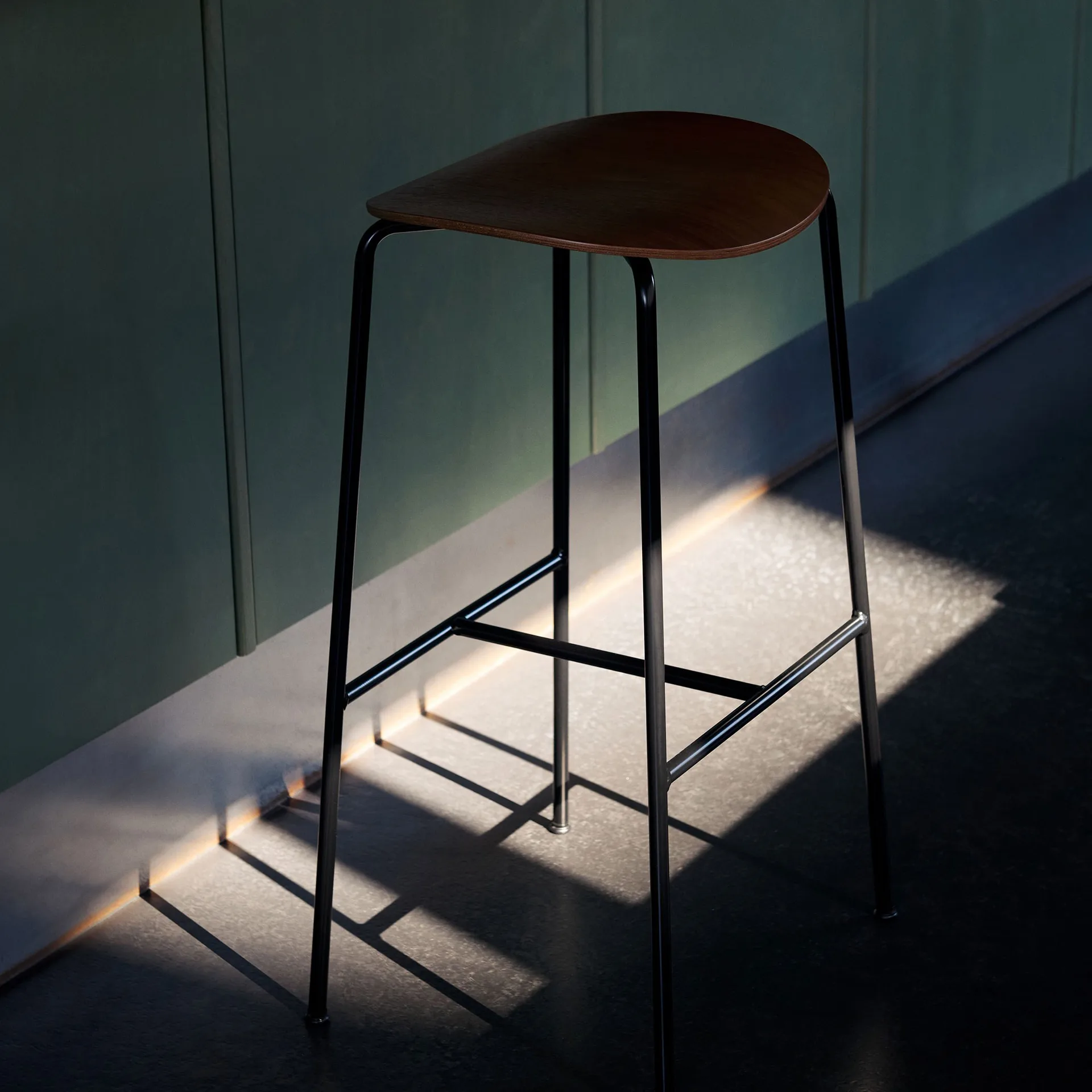 Taburete bar Pavilion AV37 68 cm, Black-lacquered oak &Tradition