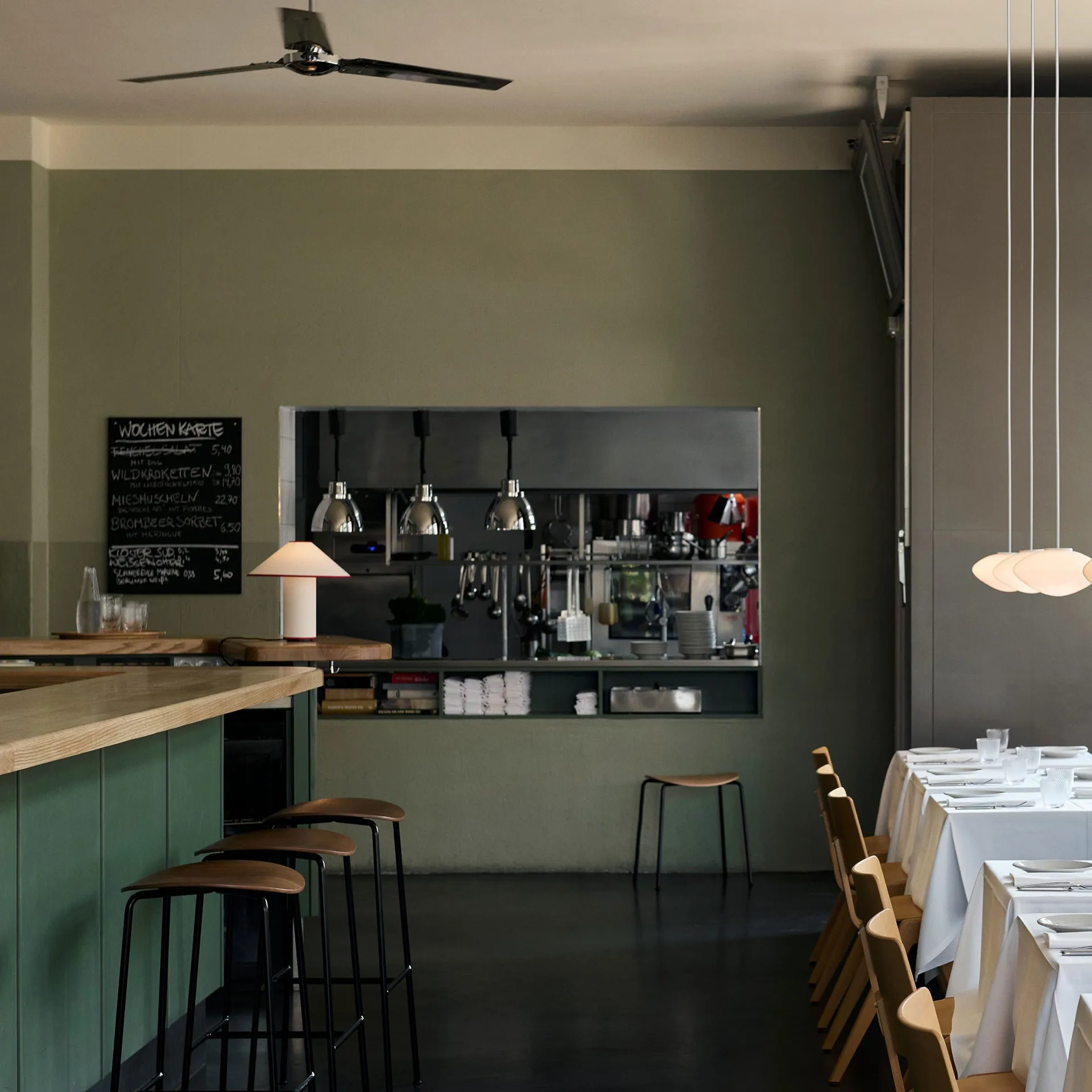 Taburete bar Pavilion AV37 68 cm, Black-lacquered oak &Tradition