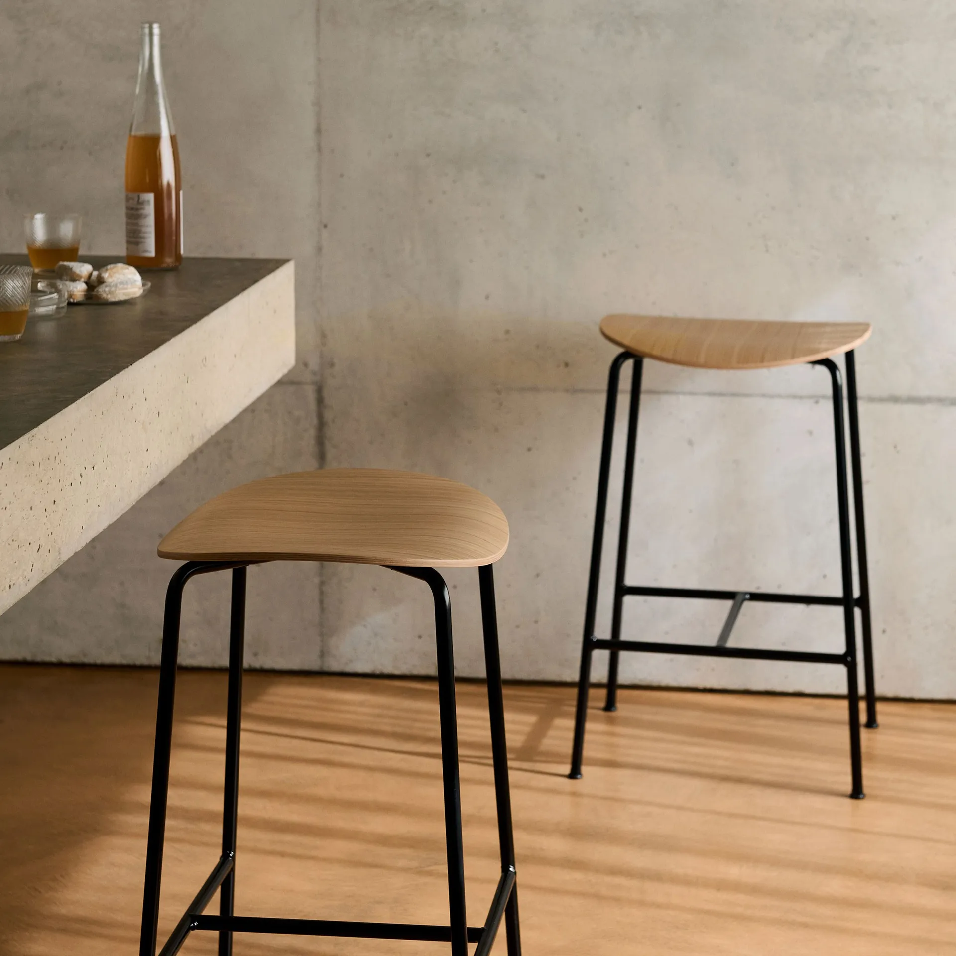 Taburete bar Pavilion AV38 79 cm, Black-lacquered oak &Tradition