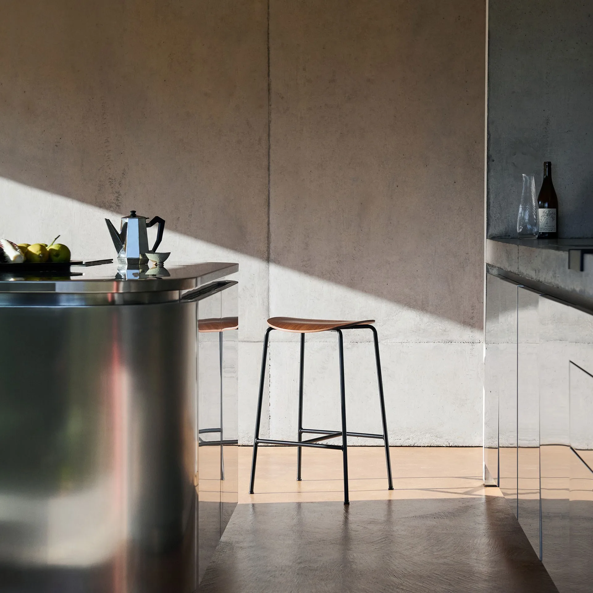 Taburete bar Pavilion AV38 79 cm, Black-lacquered walnut &Tradition