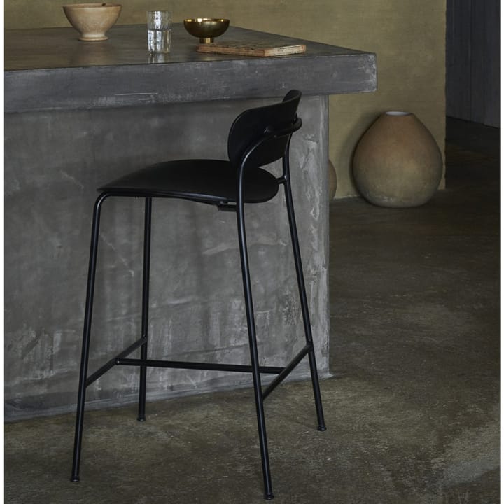 Taburete bar Pavilion AV7, Roble lacado negro, base de acero &Tradition