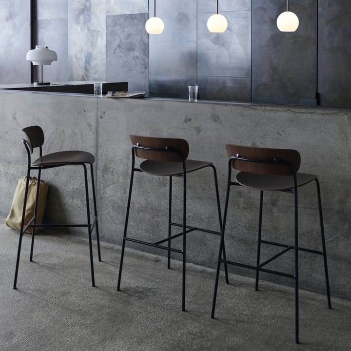 Taburete bar Pavilion AV9, Roble lacado, base de acero &Tradition